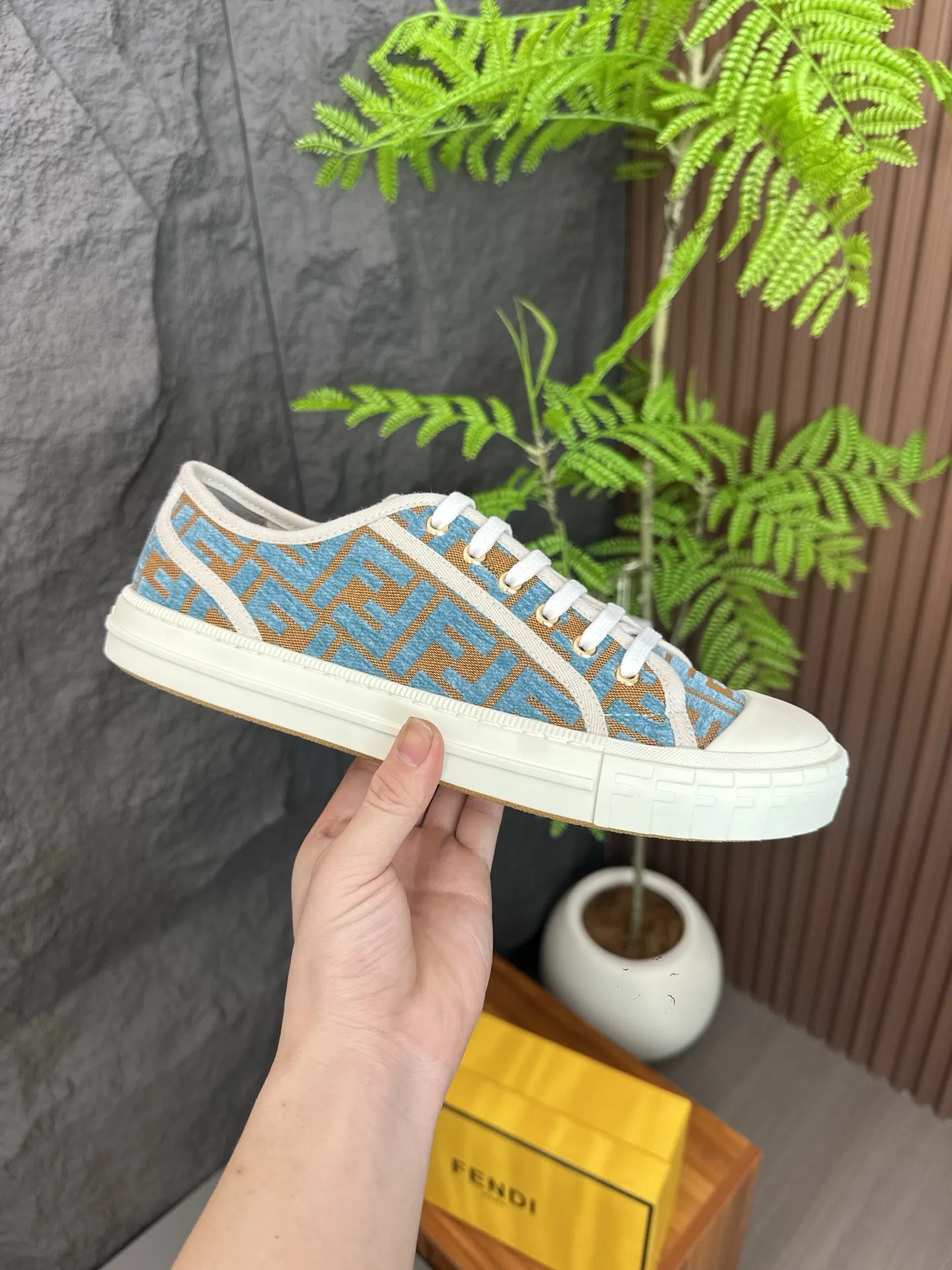 Men's shoes 💰580 FENDI Match men's lace-up sneakers. ♞size; couple size 35-40 (women) 39~45 (men) This item is from the Stefano Pilati design series. It is made of black leather and decorated with gray leather details. Rubber sole with FENDI on the side. Material: 100% calfskin, lining: 70% polyester, 27% nylon, 3% spandex